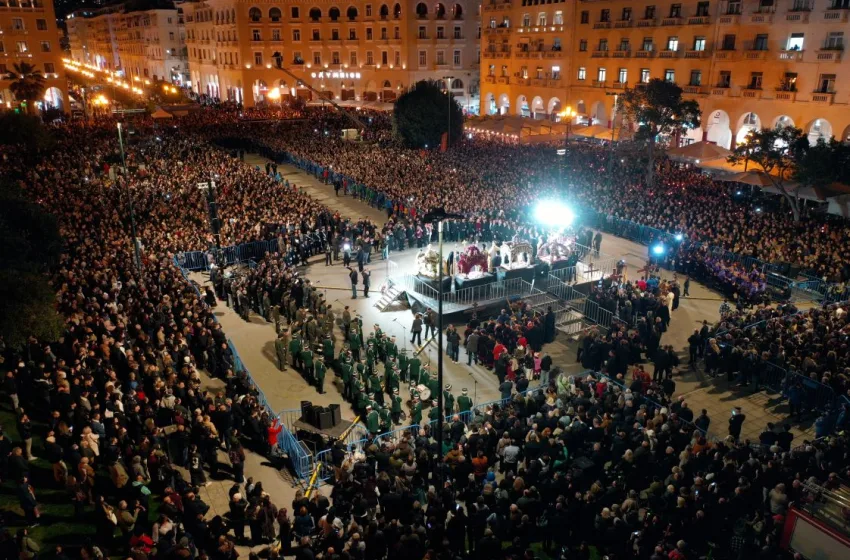  Θεσσαλονίκη: Συνάντηση πέντε Επιταφίων στην πλατεία Αριστοτέλους (vid)