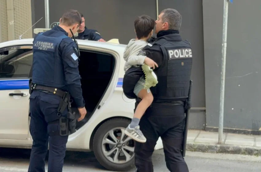  Θεσσαλονίκη: Συνελήφθη η μητέρα του 5χρονου που ήταν μόνος στο σπίτι και πετούσε αντικείμενα από μπαλκόνι (vid)