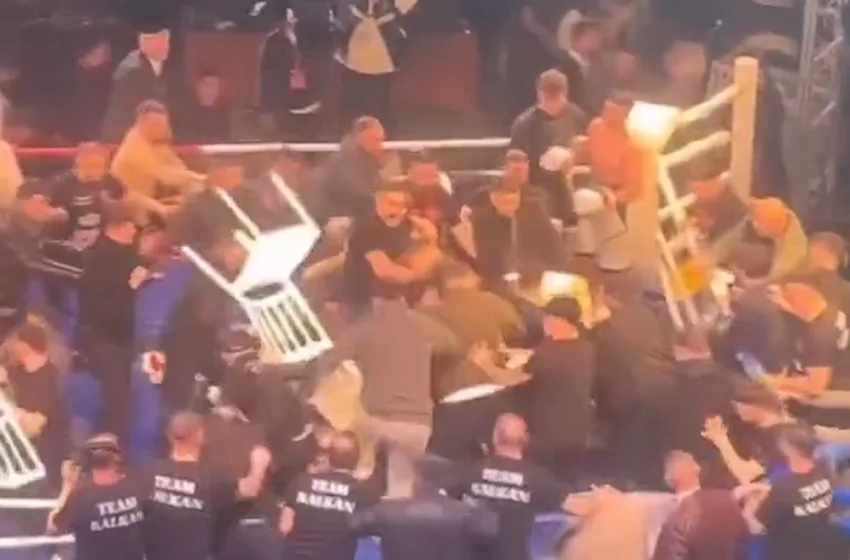  Άγριο ξύλο σε αγώνα πυγμαχίας με μαζική συμπλοκή-Εικόνες σοκ