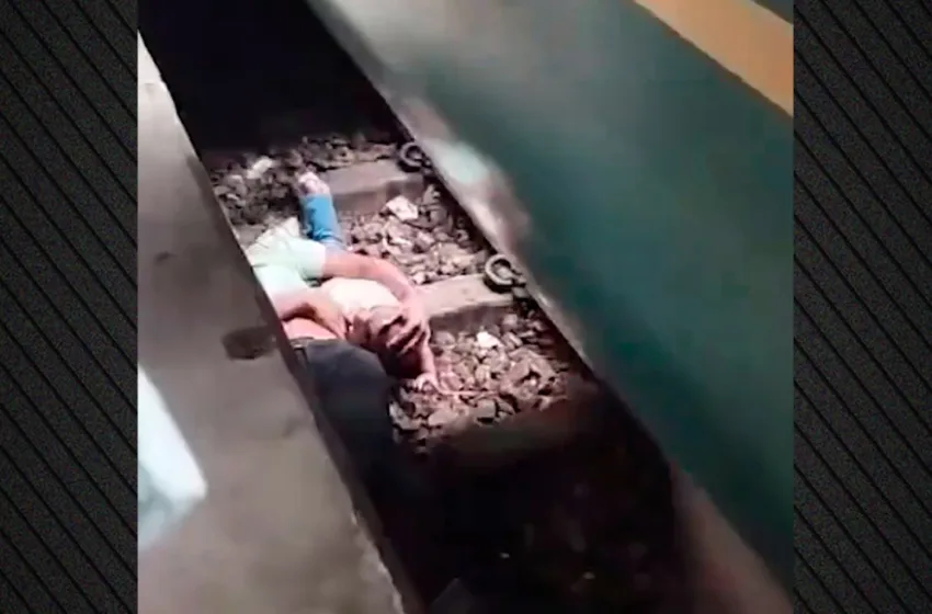  Μπαγκλαντές: Η στιγμή που παιδί πέφτει στις ράγες τρένου-Η αντίδραση του πατέρα του