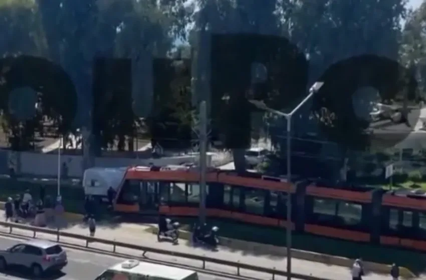  Καλαμάκι: Η στιγμή που βαν κάνει όπισθεν και συγκρούεται με το τραμ- Δείτε το βίντεο