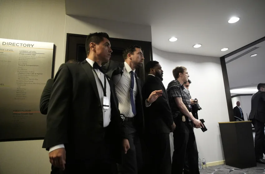  Πληθαίνουν τα ερωτήματα για την ασφάλεια κατά την εισβολή ενόπλου στη δεξίωση με τον Τραμπ