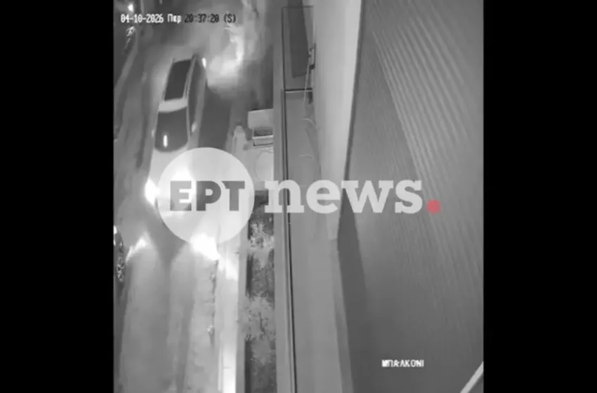  Βάρη: Η στιγμή που οι διαρρήκτες φεύγουν με τα κλοπιμαία-Τους αναζητά η ΕΛΑΣ