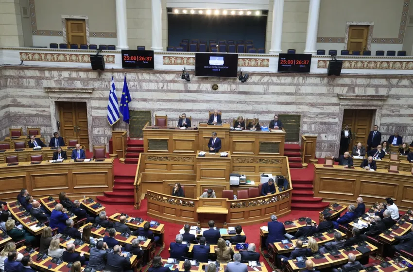  Βουλή: Τι μάθαμε τελικά από την αντιπαράθεση σε ασυνήθιστα υψηλούς τόνους από Μητσοτάκη-αντιπολίτευση