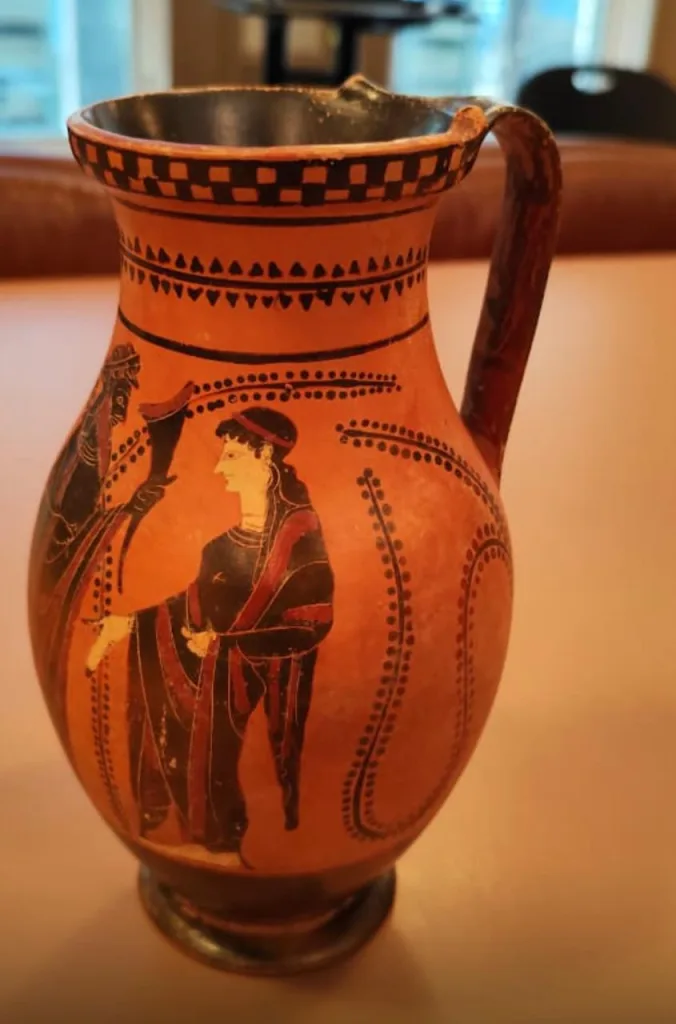 Αττική μελανόμορφη όλπη με παράσταση Διονύσου και μαινάδων 6ος αι. π.Χ