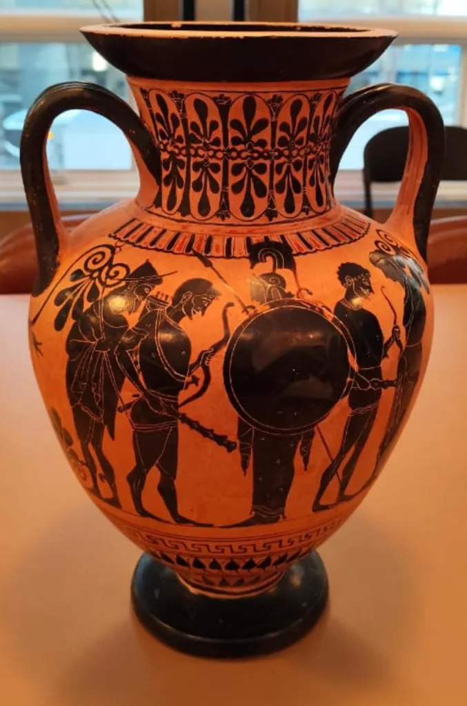 Αττικός μελανόμορφος αμφορέας με τους Αθηνά και Ερμή που υποδέχονται τον Ηρακλή στον Όλυμπο στην κύρια όψη και σκηνή μάχης