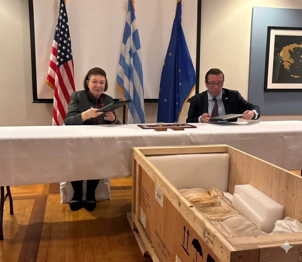 Η Λίνα Μενδώνη με τον αναπληρωτή διευθυντή της ICE Charles Wall