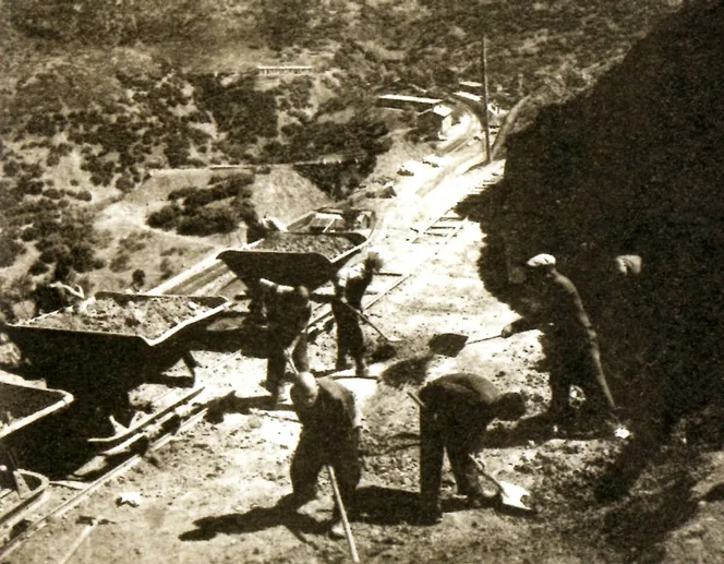 Τα βαγονέτα γεμίζουν με τα προϊόντα εκσκαφών 1