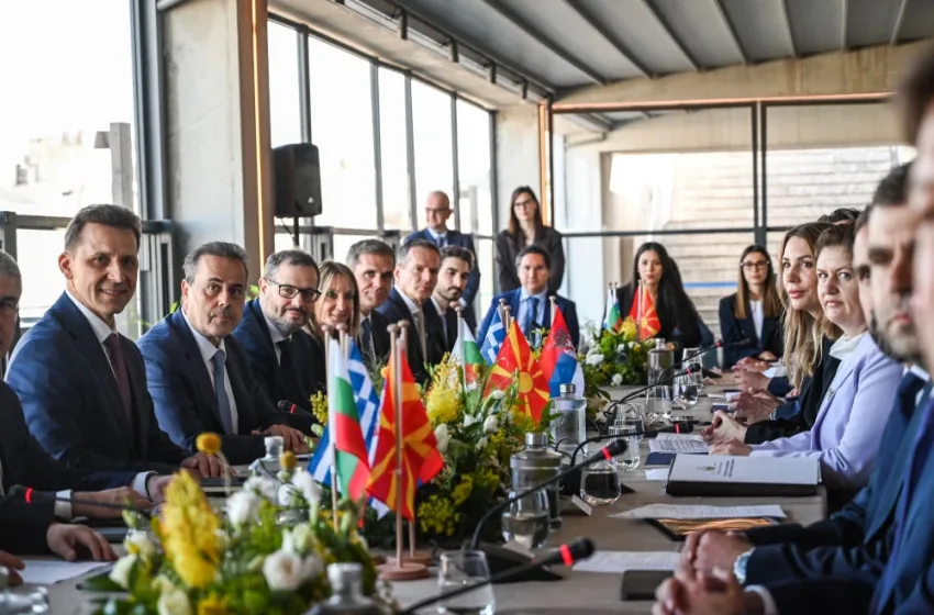 Παπασταύρου: Διεύρυνση του Κάθετου Διαδρόμου με τη Βόρεια Μακεδονία και τη Σερβία