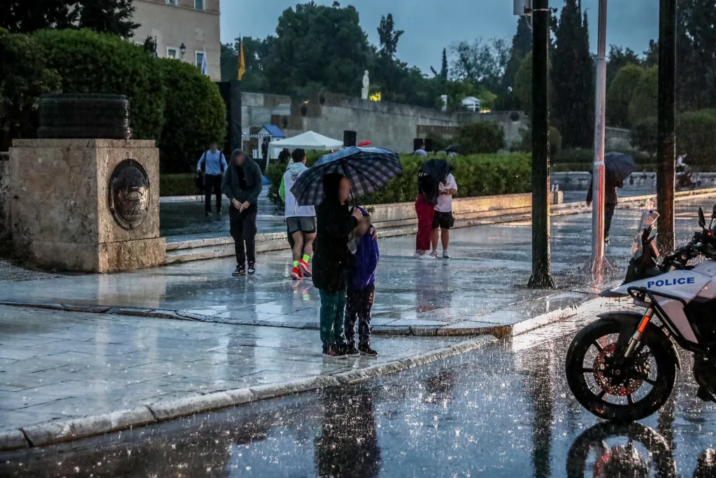 Ξαφνική καταιγίδα στο κέντρο της Αθήνας (εικόνες) 11 6976811