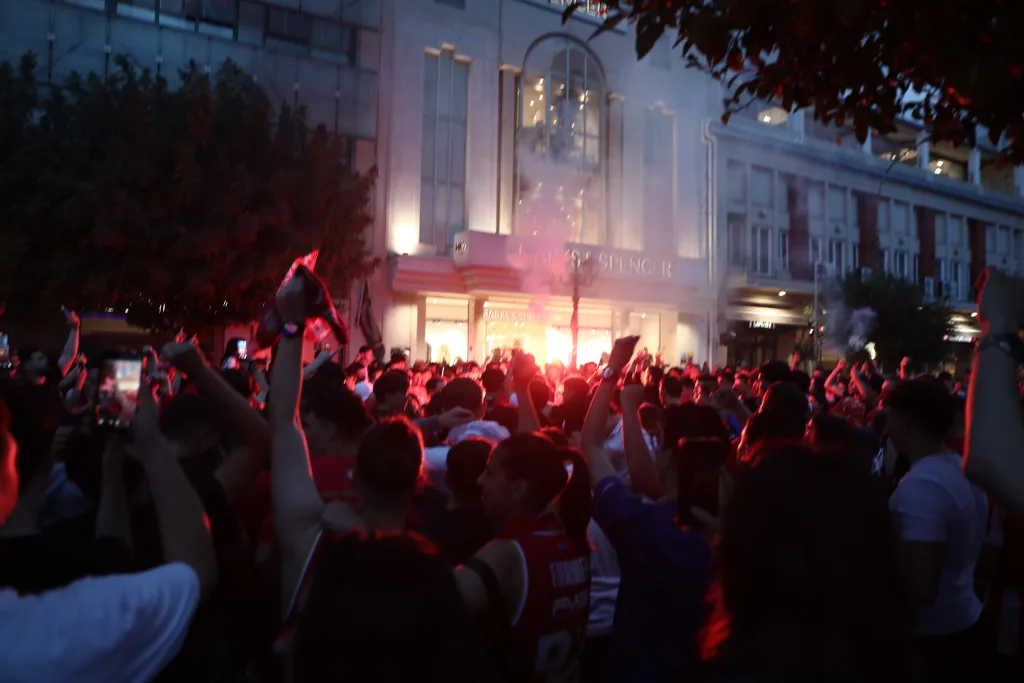 Final Four: Ξέφρενοι πανηγυρισμοί στον Πειραιά μετά την πρόκριση του Ολυμπιακού (vid) 12 6980168