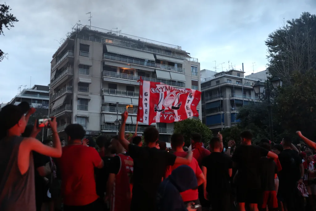 Final Four: Ξέφρενοι πανηγυρισμοί στον Πειραιά μετά την πρόκριση του Ολυμπιακού (vid) 14 6980176