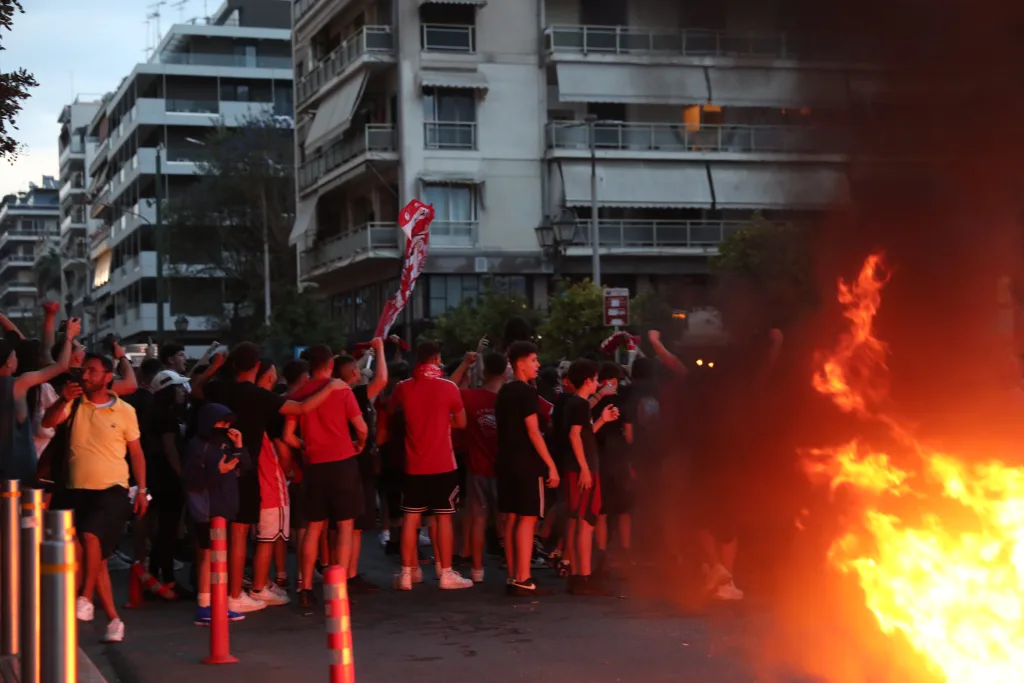 Final Four: Ξέφρενοι πανηγυρισμοί στον Πειραιά μετά την πρόκριση του Ολυμπιακού (vid) 15 6980177