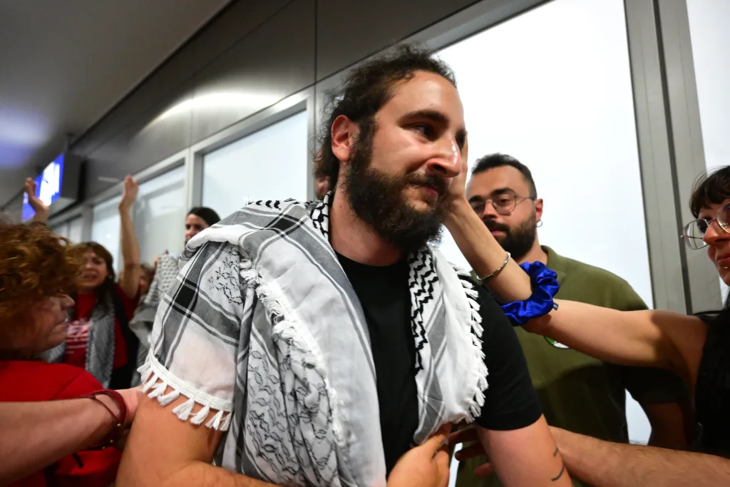 Έφτασαν στην Αθήνα οι Έλληνες που συμμετείχαν στο "Global Sumud Flotilla" 7 6980266