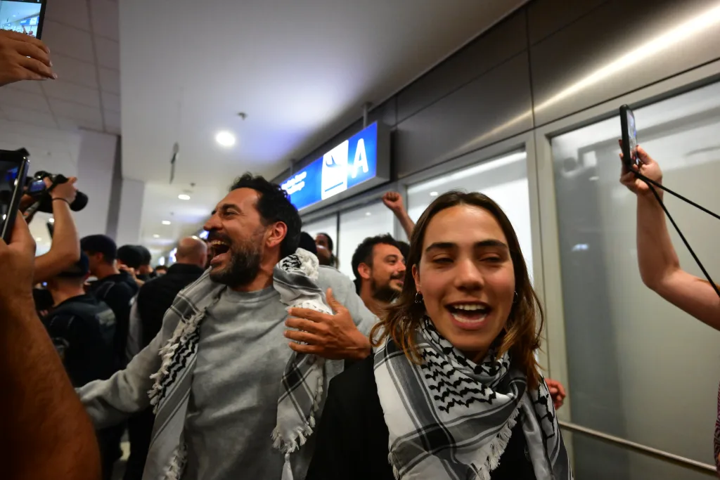 Έφτασαν στην Αθήνα οι Έλληνες που συμμετείχαν στο "Global Sumud Flotilla" 8 6980315