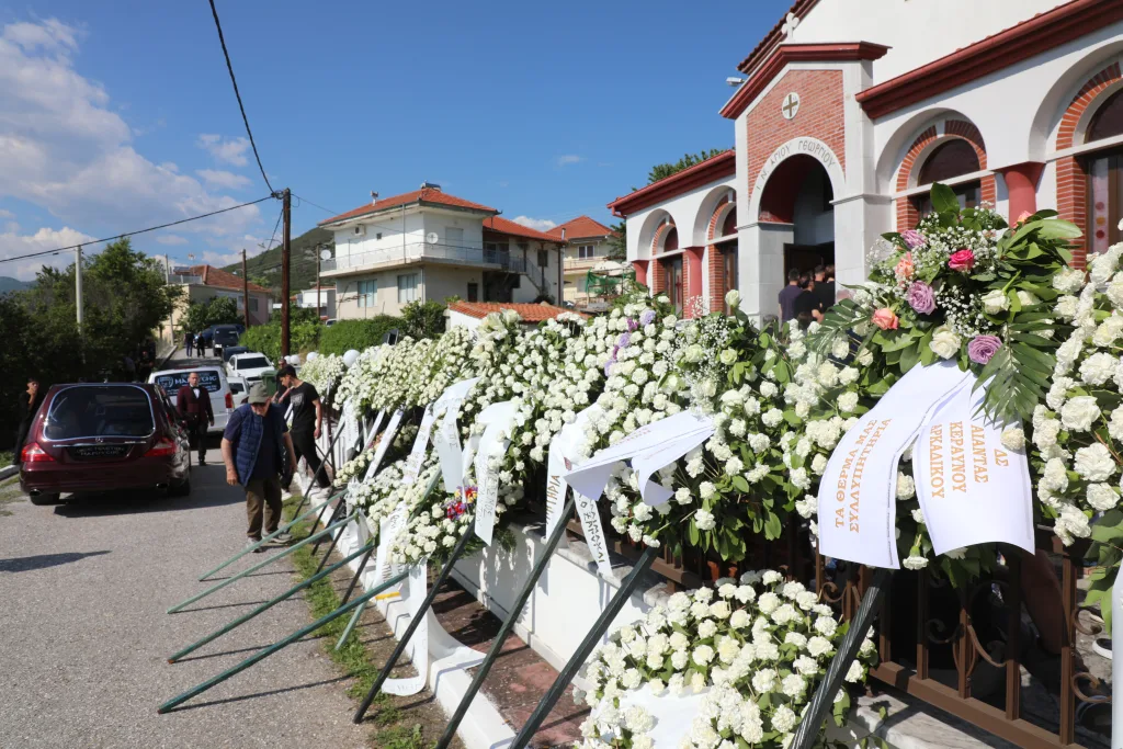 Θρήνος στην κηδεία του Παρασκευά Άντζα- Ποιοι έδωσαν το παρών (εικόνες) 21 6983996