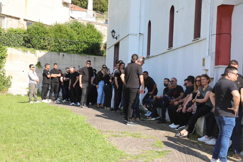 Θρήνος στην κηδεία του Παρασκευά Άντζα- Ποιοι έδωσαν το παρών (εικόνες) 18 6984012