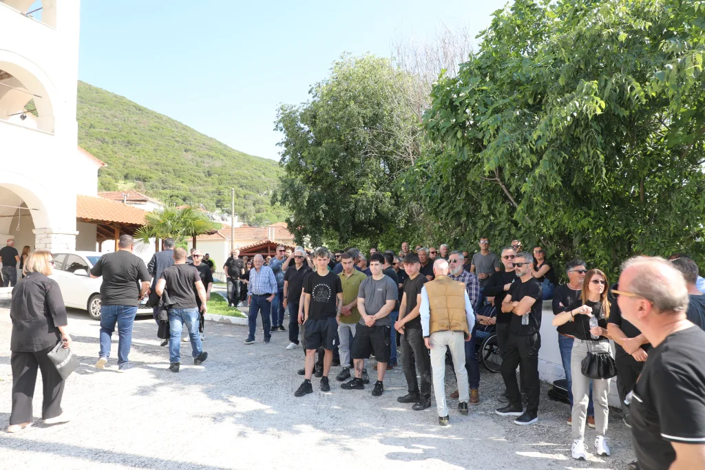 Θρήνος στην κηδεία του Παρασκευά Άντζα- Ποιοι έδωσαν το παρών (εικόνες) 19 6984013