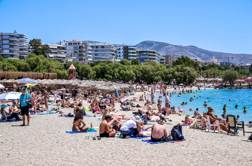  “Βούλιαξαν” και σήμερα από τους Αθηναίους οι παραλίες της Αττικής