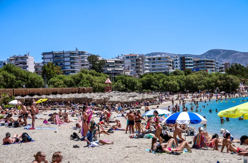  Ξεχύθηκαν στις παραλίες της Αττικής όσοι δεν έφυγαν για το τριήμερο του Αγίου Πνεύματος