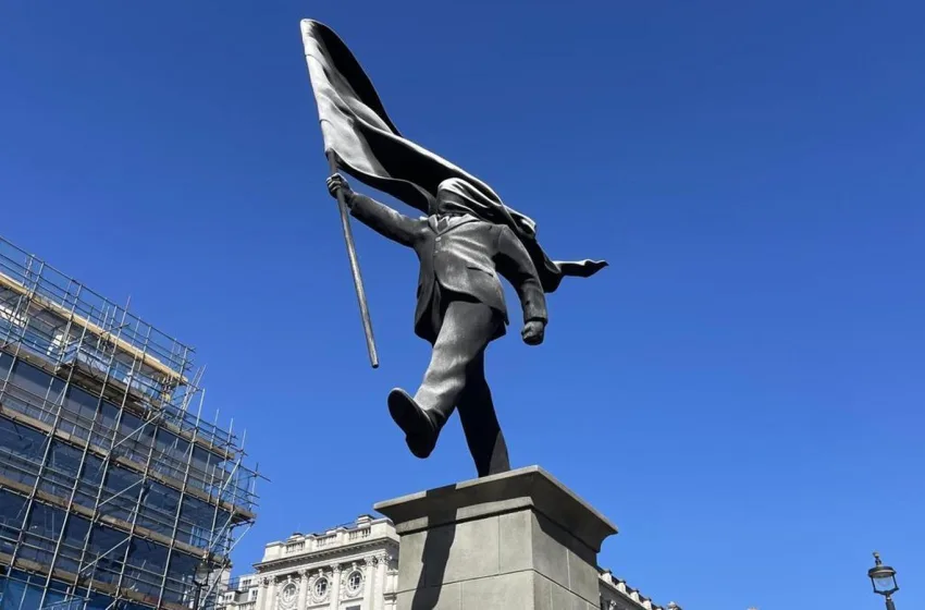 Banksy: Επιβεβαίωσε ότι το μυστήριο άγαλμα στο κέντρο του Λονδίνου είναι δικό του έργο (vid)