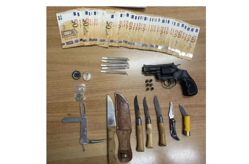  Αργυρούπολη: Συνελήφθη 50χρονος με περίστροφο, φυσίγγια, σουγιάδες και  κάνναβη