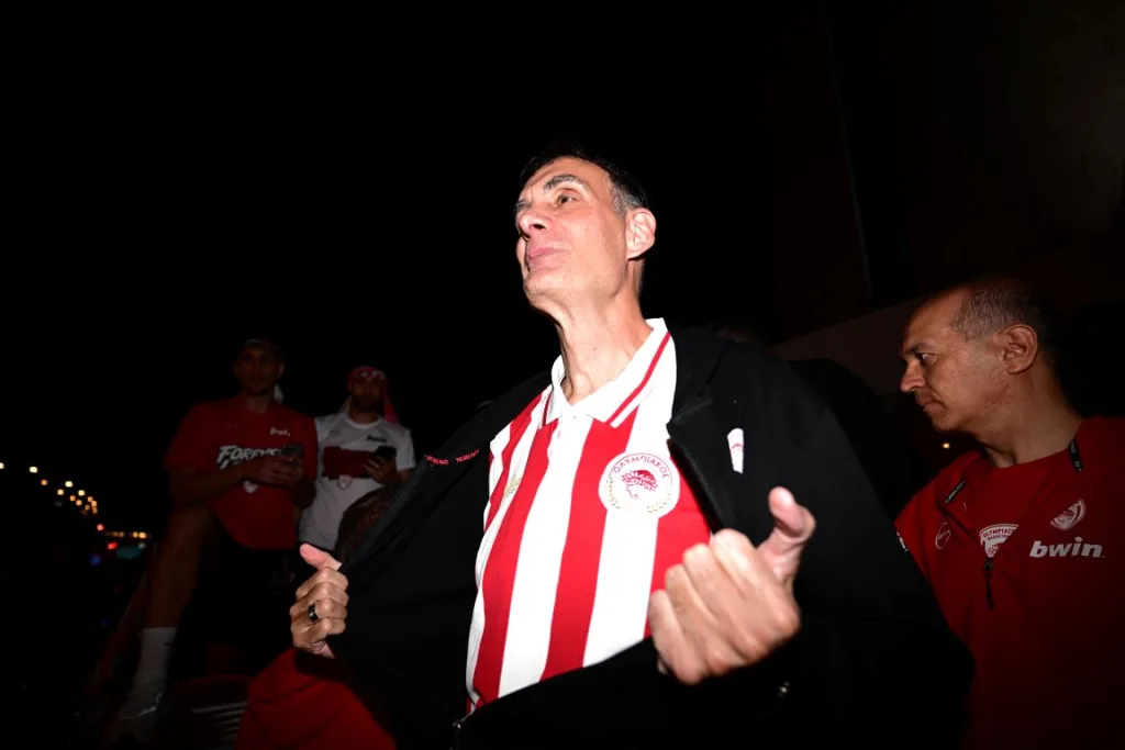 Ντελίριο για τον Ολυμπιακό: Με ανοιχτό πούλμαν στον Πειραιά-Αποθέωση για τους Πρωταθλητές Ευρώπης 9 bartz