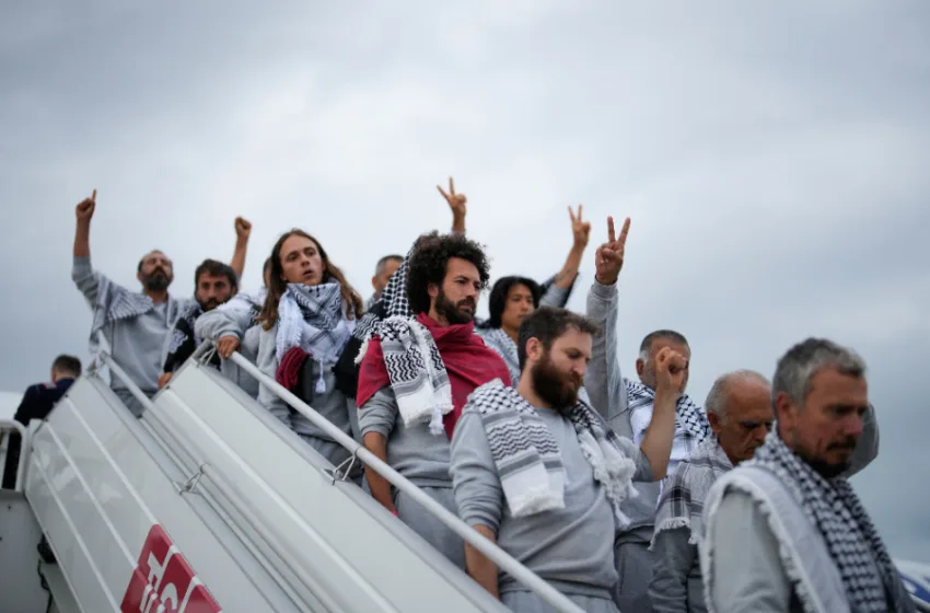  Στην Κωνσταντινούπολη έφτασαν οι 428 ακτιβιστές του “Global Sumud Flotilla” (εικόνες)