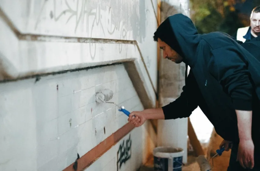  Ο Κυρανάκης έβαλε γάντια, έπιασε βούρτσα και έσβησε γκράφιτι στον Ηλεκτρικό (vid)