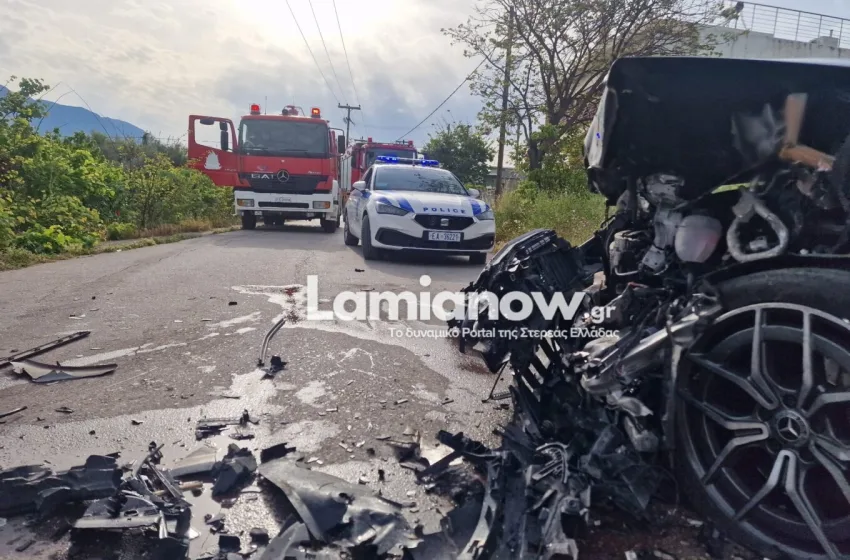  Σφοδρή σύγκρουση αυτοκινήτων στη Λαμία, εγκλωβίστηκε οδηγός (vid)
