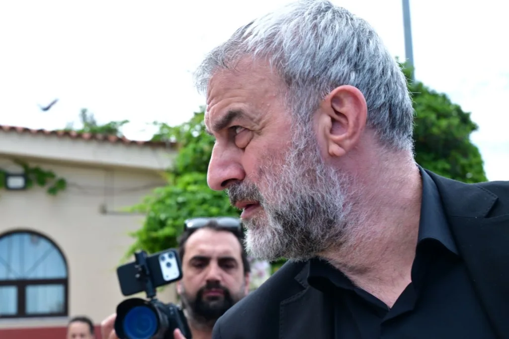 Θρήνος στο τελευταίο αντίο στην Γωγώ Μαστροκώστα-Φίλοι και συγγενείς την αποχαιρετούν 4 mastro1