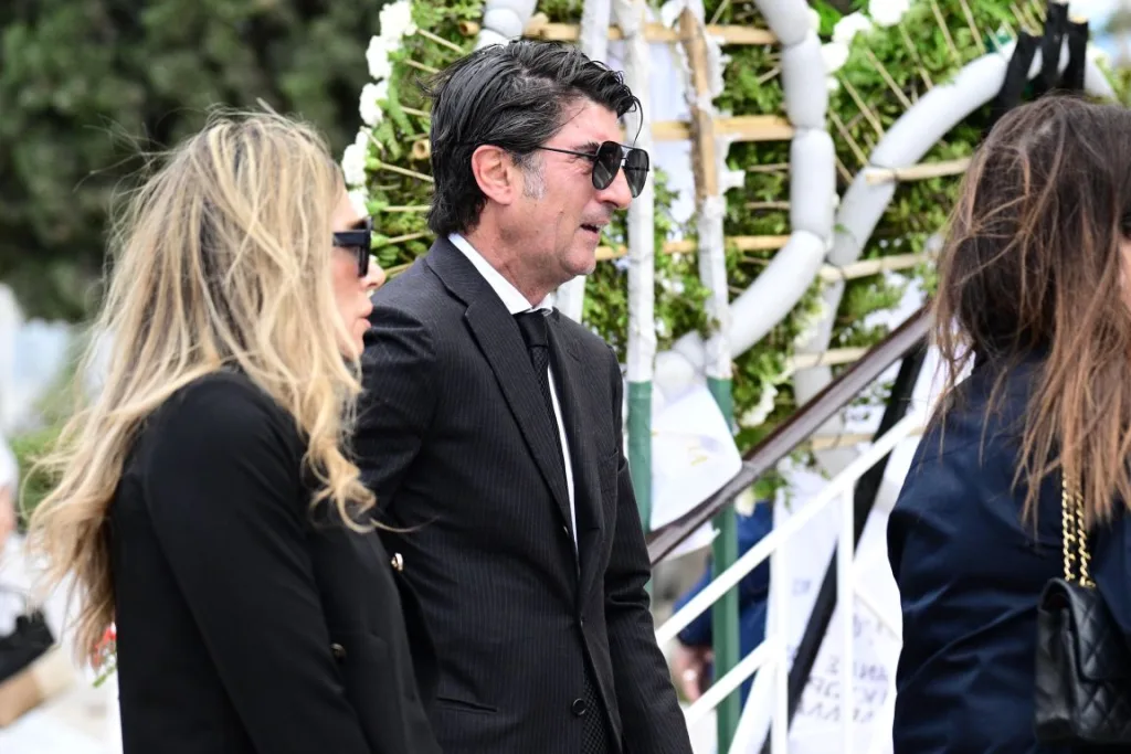 Θρήνος στο τελευταίο αντίο στην Γωγώ Μαστροκώστα-Φίλοι και συγγενείς την αποχαιρετούν 6 mastro3