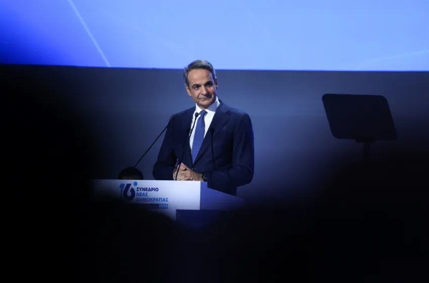  Μητσοτάκης στο Συνέδριο: ”Βγείτε έξω, μιλήστε με την κοινωνία”