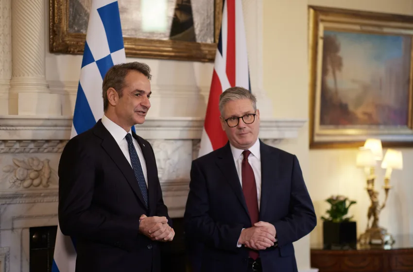  London calling: Γιατί κυβερνητικές πηγές χρησιμοποιούν ως αντι-παράδειγμα την κατάρρευση Στάρμερ