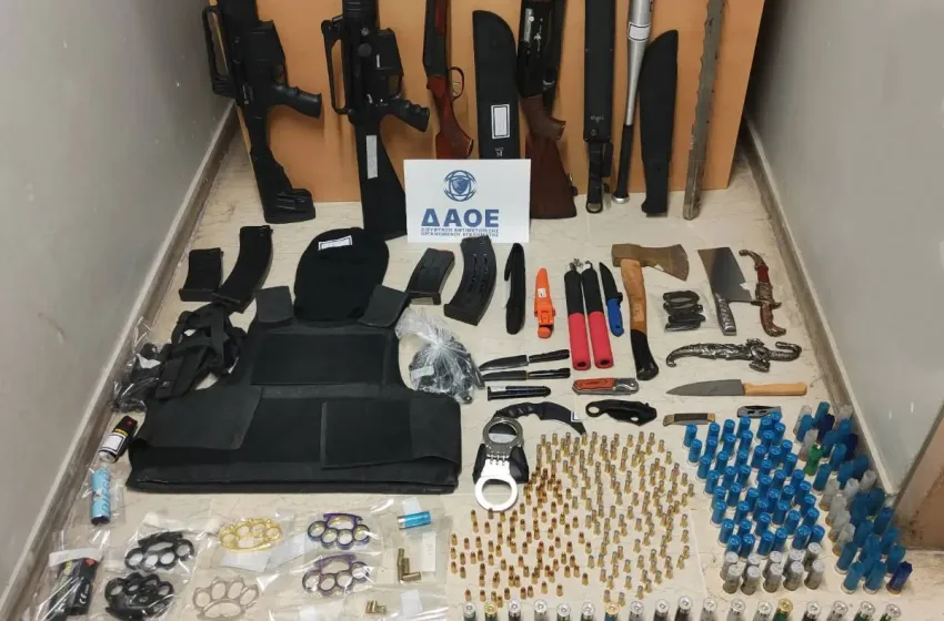  Βρέθηκε οπλοστάσιο στην Πάτρα-κατασχέθηκαν καραμπίνες, σπαθιά και taser