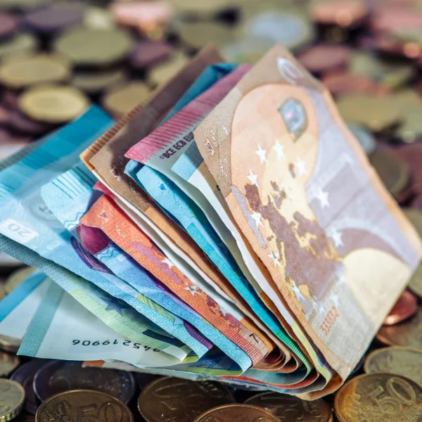Ποιος ελέγχει τελικά την πρόσβασή μας στα μετρητά;