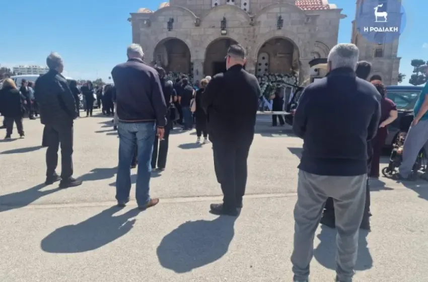  Ρόδος: Θρήνος στην κηδεία μητέρας και κόρης που έχασαν τη ζωή τους σε τροχαίο δυστύχημα