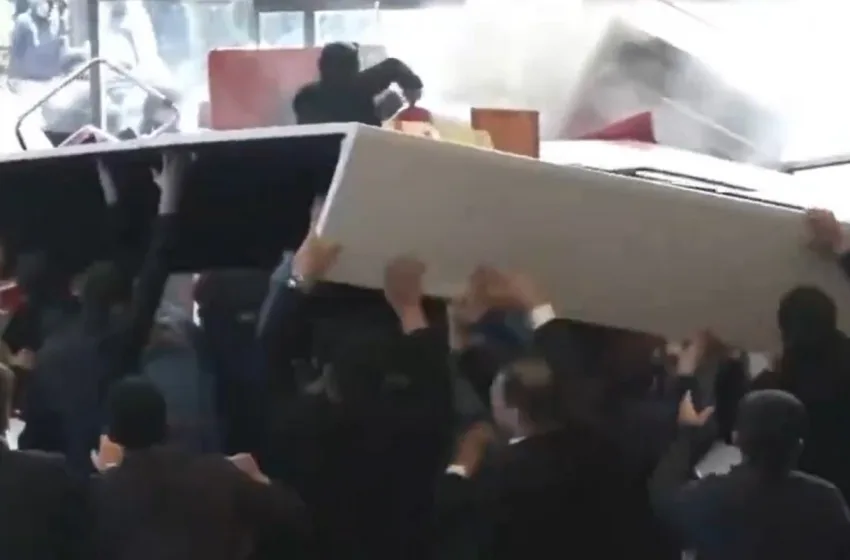  Χάος στην Τουρκία: Η αστυνομία εισέβαλε με χημικά στα γραφεία του CHP