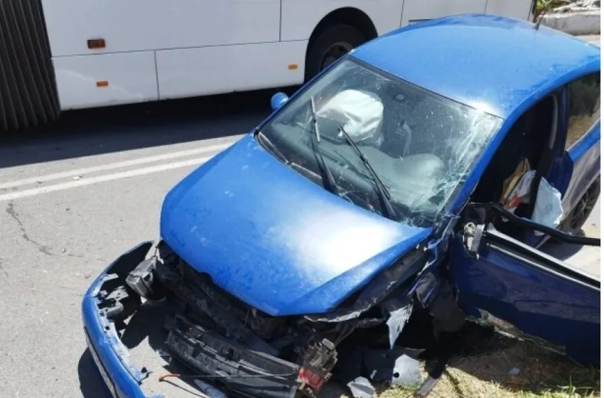  Χανιά: Μετωπική σύγκρουση λεωφορείου με ΙΧ , ένας τραυματίας