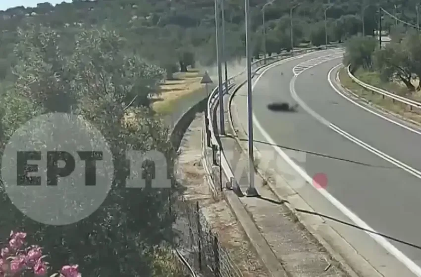  Λέσβος: Η στιγμή που η μηχανή με τους δυο νέους “καρφώνεται στην κολώνα” – Βίντεο ντοκουμέντο