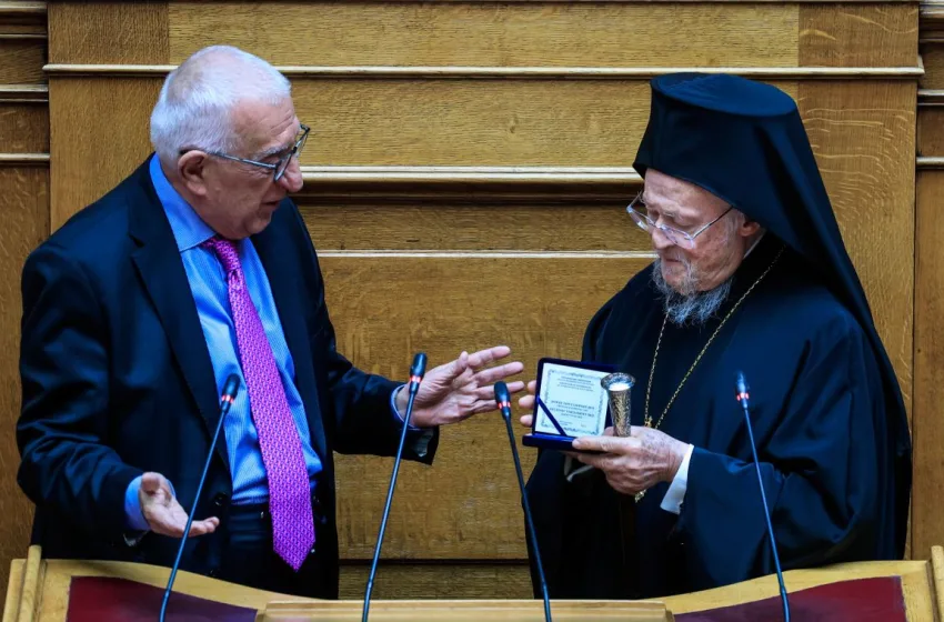 Πατριάρχης Βαρθολομαίος: Τιμήθηκε με το χρυσό μετάλλιο της Βουλής- Η ιστορική ομιλία του 