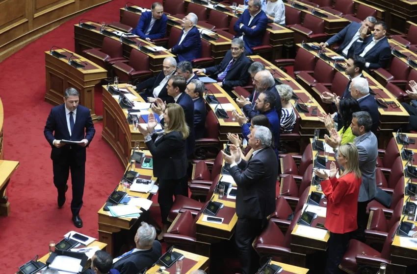 Βουλή-Υποκλοπές: Υψηλοί τόνοι στη συζήτηση για σύσταση εξεταστικής-Αποχώρησαν ΠΑΣΟΚ-ΣΥΡΙΖΑ-ΚΚΕ-Με 151 ψήφους η έγκριση