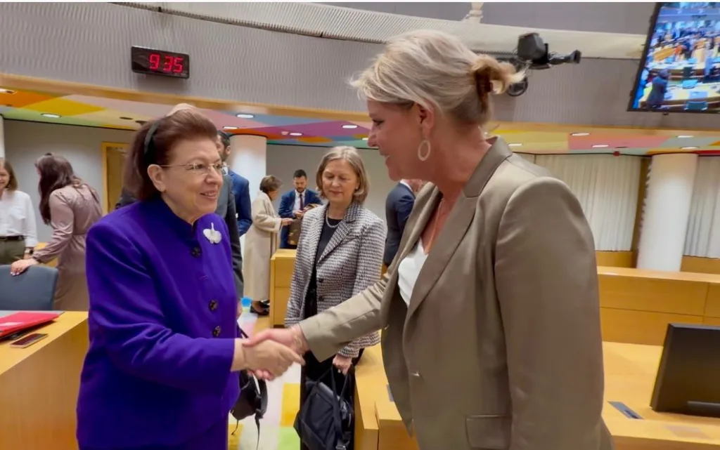 Η Λίνα Μνεδώνη με την Υπουργό Πολιτισμού της Ολλανδίας Ριάν Λέτσερτ