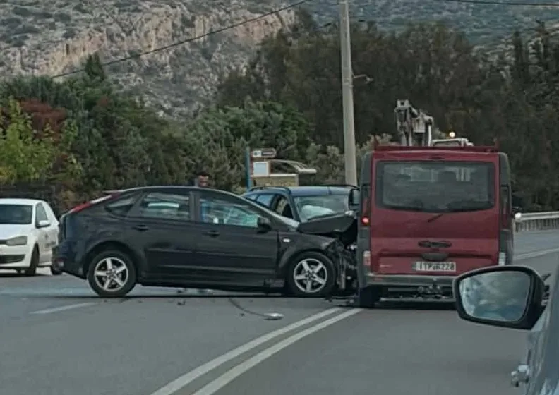  Αθηνών-Σουνίου: Ένας νεκρός και δύο τραυματίες σε τροχαίο με 3 ΙΧ