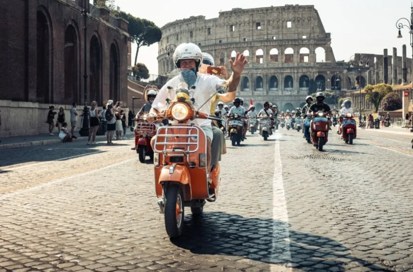  Vespa ετών 80: Χιλιάδες σκούτερ στους δρόμους της Ρώμης- Εντυπωσιακές εικόνες από το Κολοσσαίο