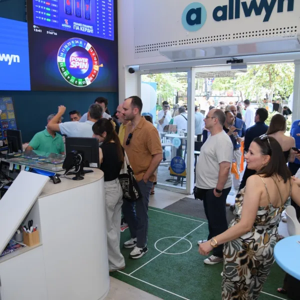 Εκατοντάδες επισκέπτες στο ολοήμερο party της Allwyn στα εγκαίνια του νέου καταστήματος στο Σύνταγμα