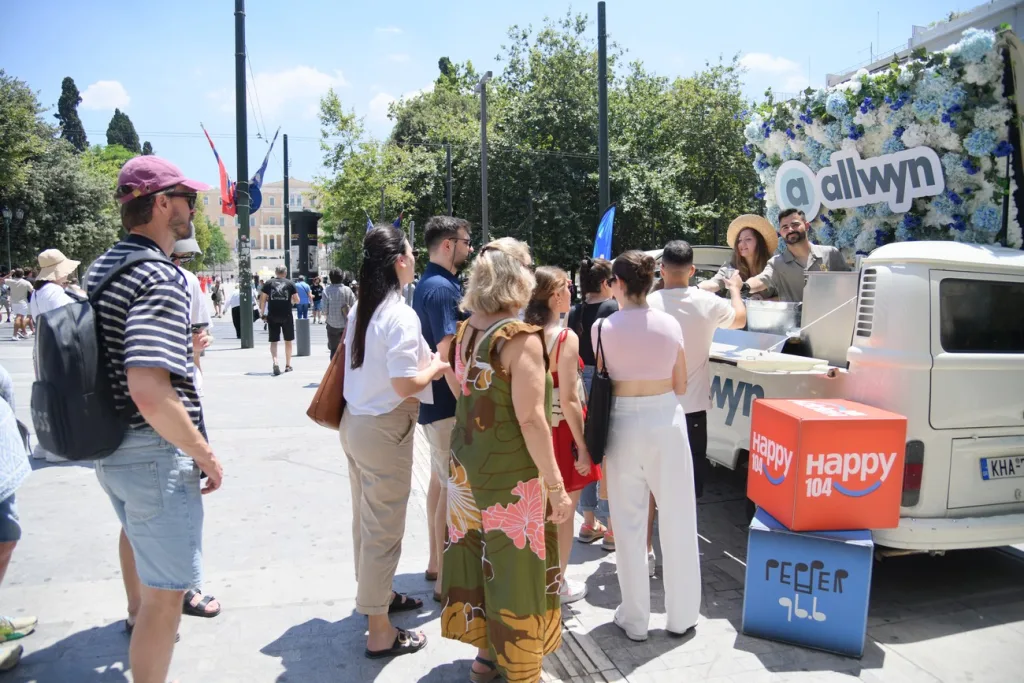 Εκατοντάδες επισκέπτες στο ολοήμερο party της Allwyn στα εγκαίνια του νέου καταστήματος στο Σύνταγμα 12 12 9