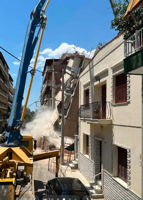 Εικόνες τρόμου: Η στιγμή που καταρρέει η πολυκατοικία στα Πετράλωνα 7 2 11