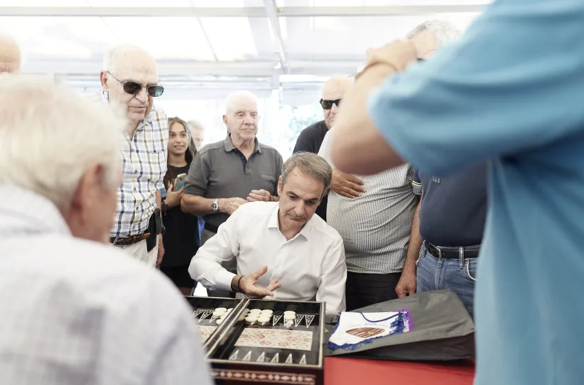  Ο Μητσοτάκης στη Νέα Σμύρνη: Έπαιξε τάβλι σε καφενείο,  μίλησε με παιδιά, έβγαλε selfies