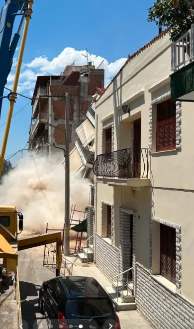 Εικόνες τρόμου: Η στιγμή που καταρρέει η πολυκατοικία στα Πετράλωνα 8 3 5